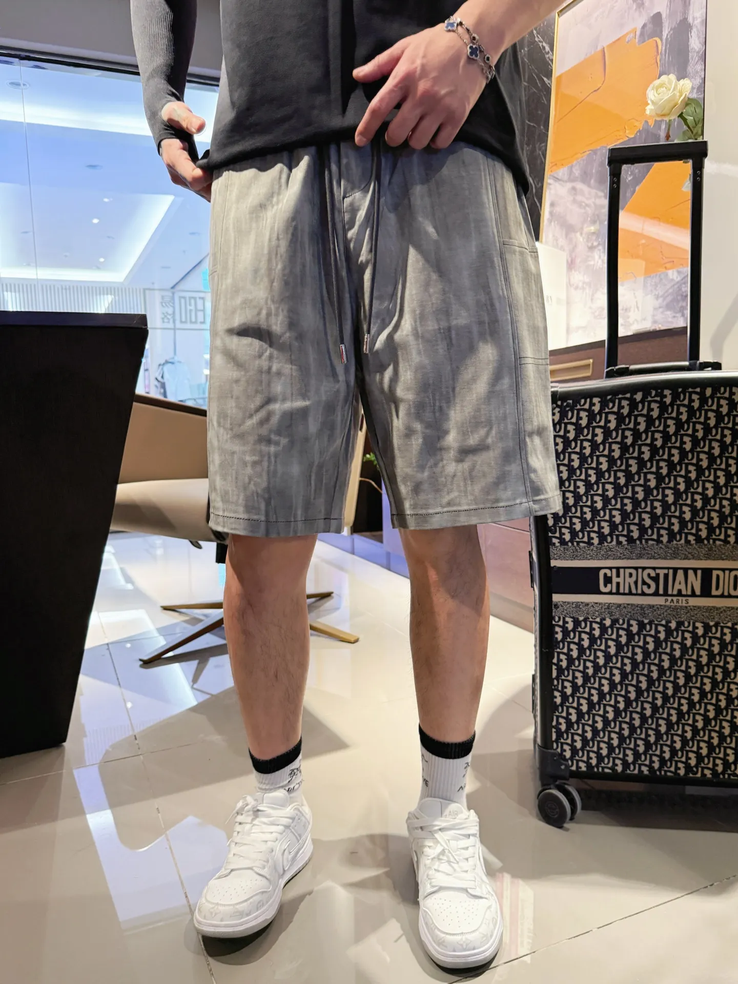Balenciaga's three-standard complete 2026 summer New Arrival men's casual shorts, advanced custom-made Breathable fabric, Breathable fabric, extremely stretchy and comfortable, impeccable details, top-grade accessories, original logo design concept, delicate and soft feel! The upper body fit is awesome! Size: M-XXXL Please state your height and weight when ordering